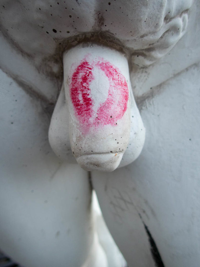 rouge à lèvres sur le pénis d'une statue