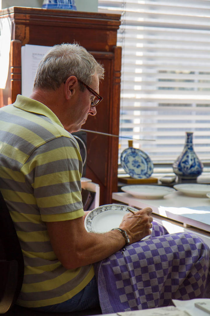 un artiste peint à la faïencerie de Delft