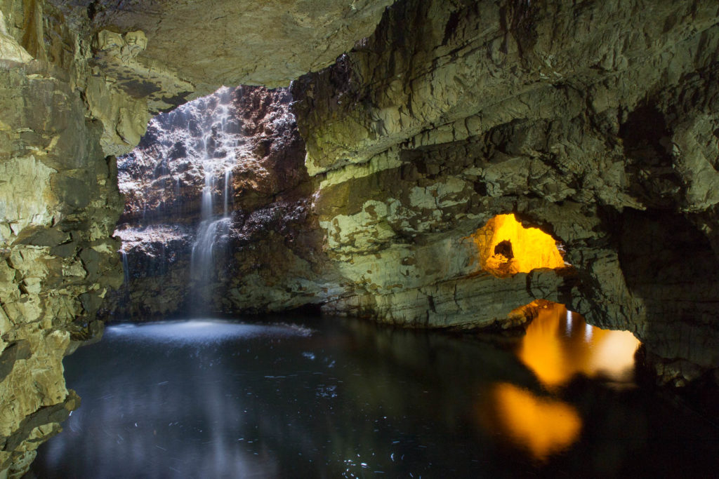 grotte avec cascade et lac