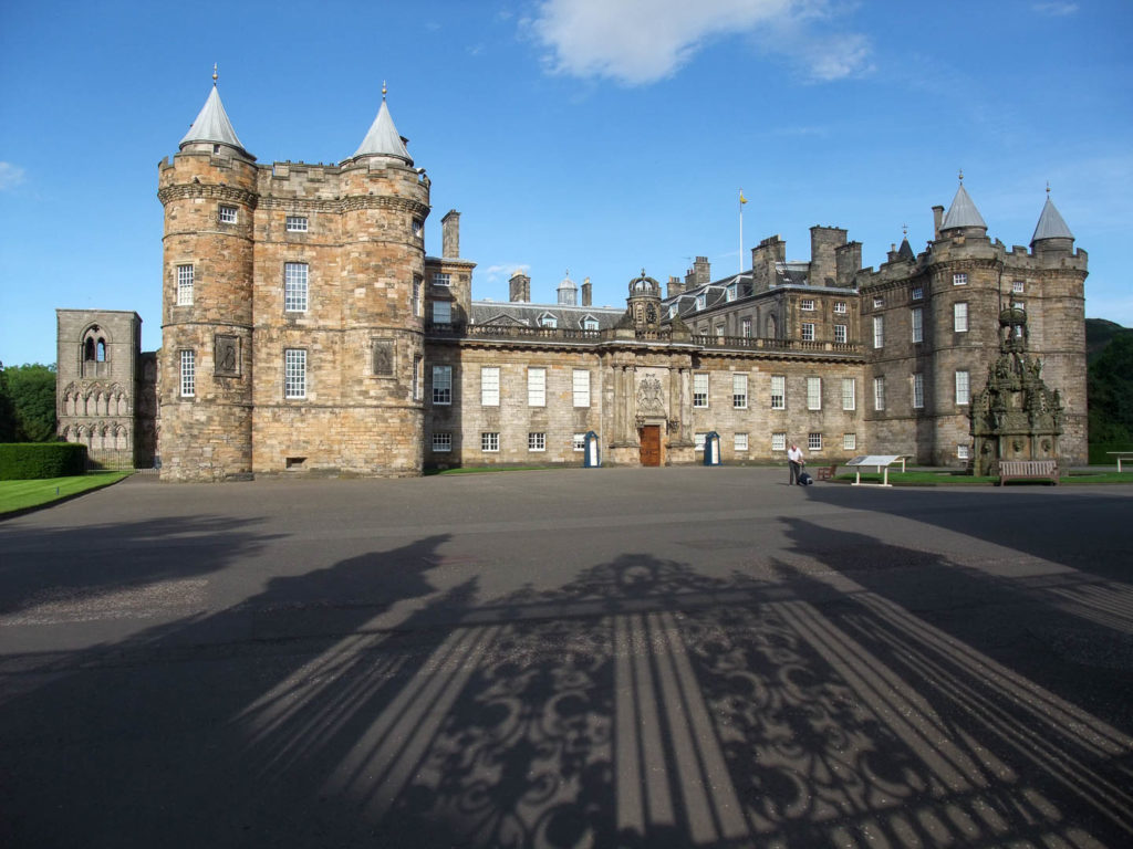 château de la Reine d'Angleterre Holyrood, cour avec ombre du portail