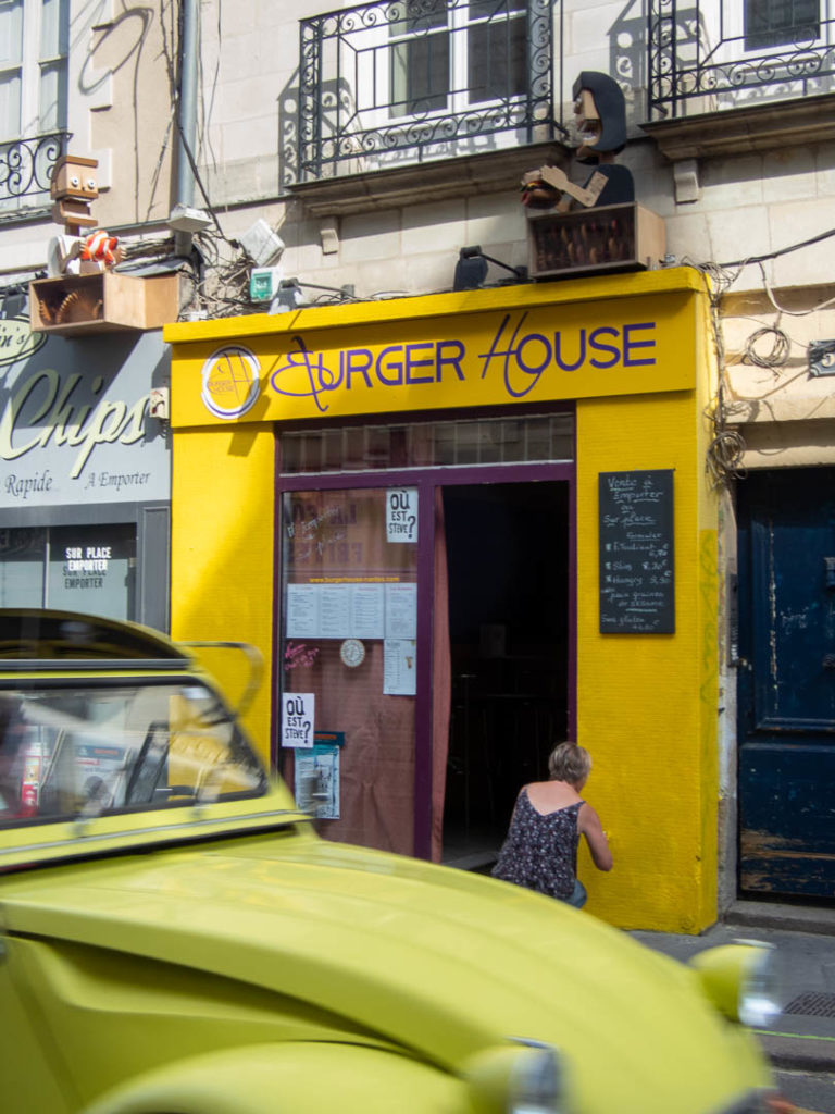 façade jaune et deux chevaux jaune