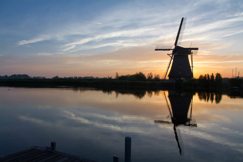 lever de soleil sur un moulin à vent en bord de canal