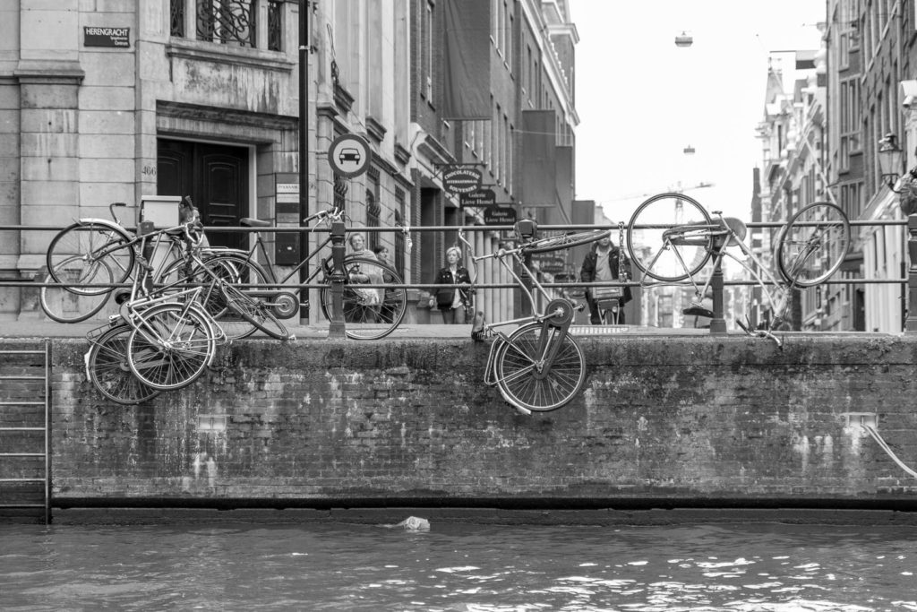 vélos attachés à la rampe côté canal