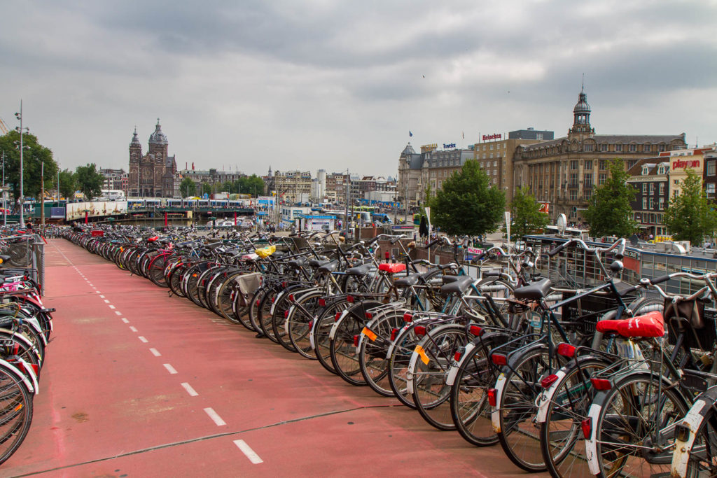 nombreux vélos et vue sur la ville