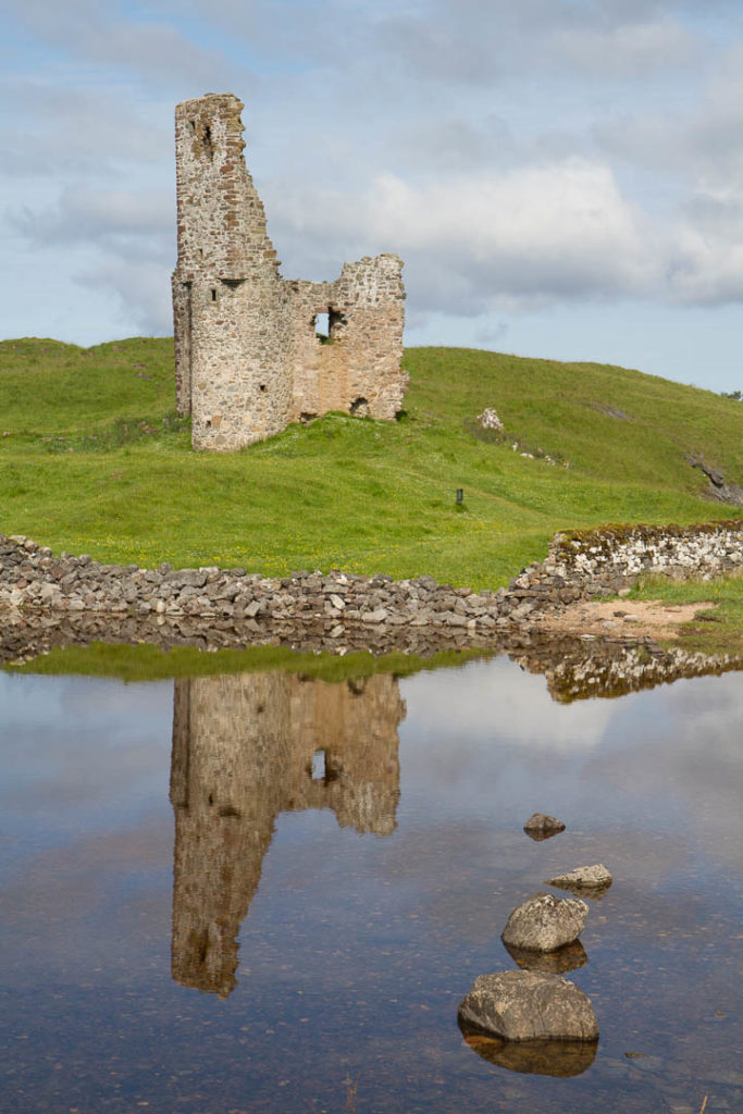 ruines d'un château avec reflet dans une mare