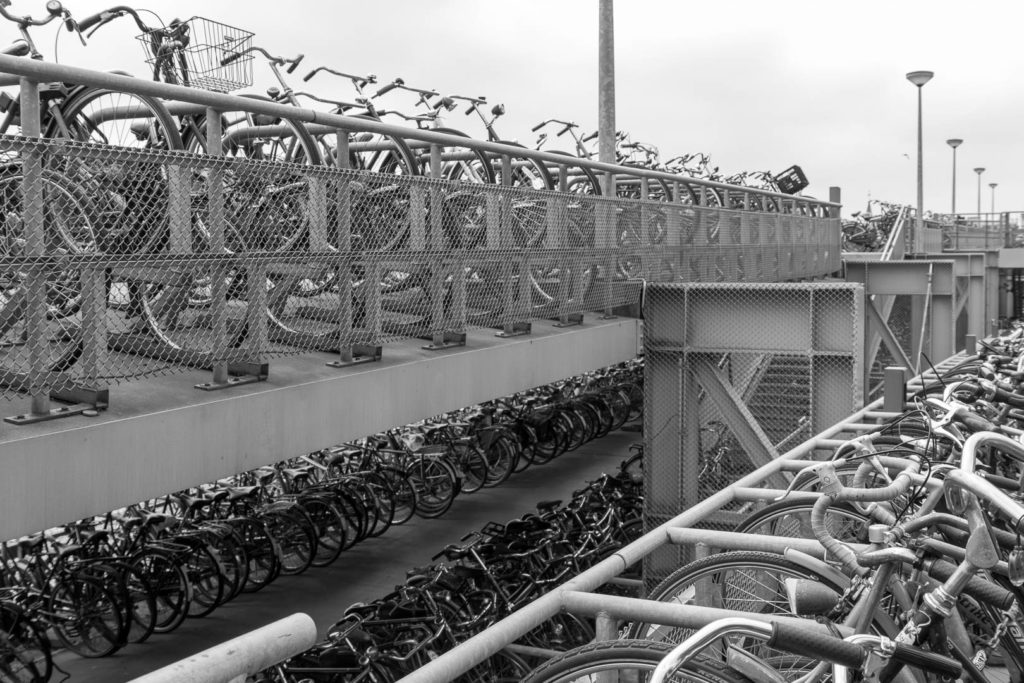 beaucoup de vélos dans un parking dédié