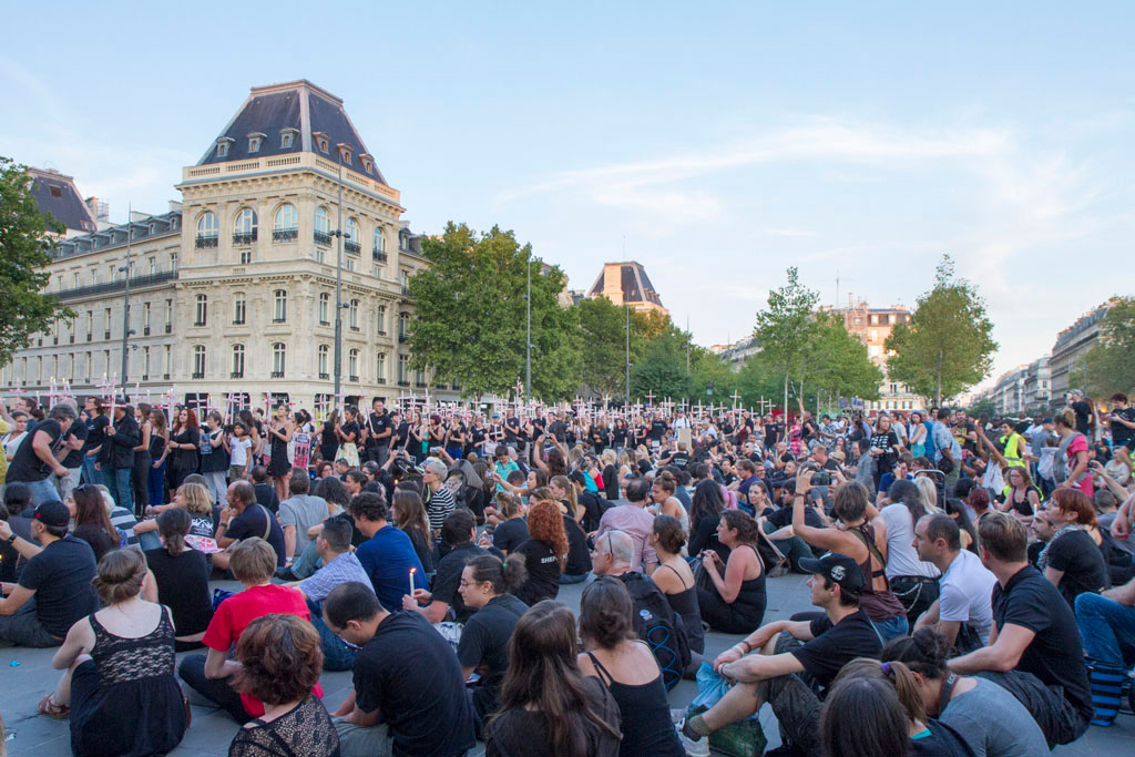 Croix humaine formée de 250 personnes tenant des croix ensanglantées surmontées de bougies