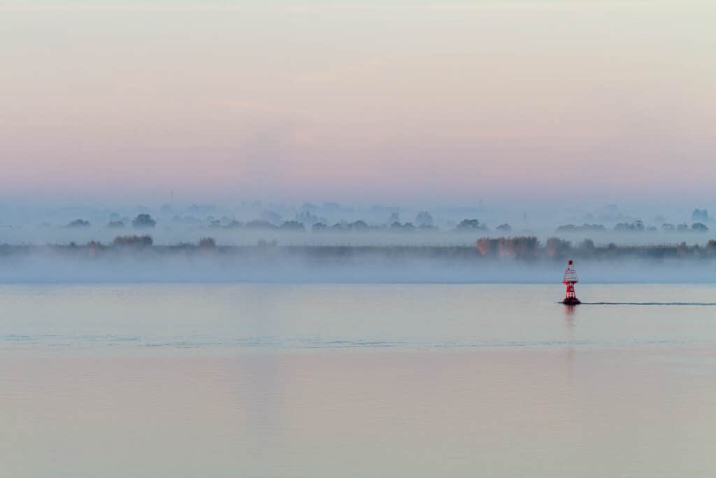 bouée sur la Loire avec campagne dans la brume