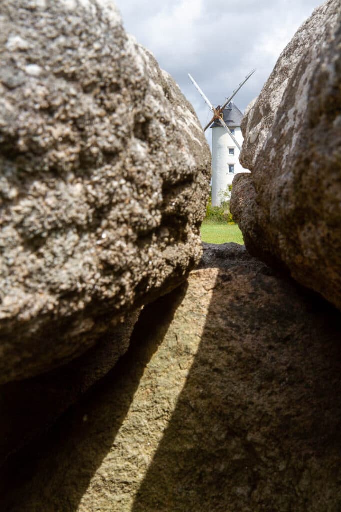 moulin entre les roches d'une allée couverte