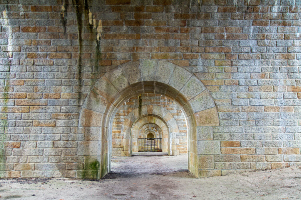 enfilade d'arches sous un pont